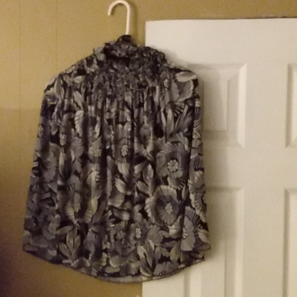 Women's Pre Owned Sleeveless Top Size Medium By Lily.